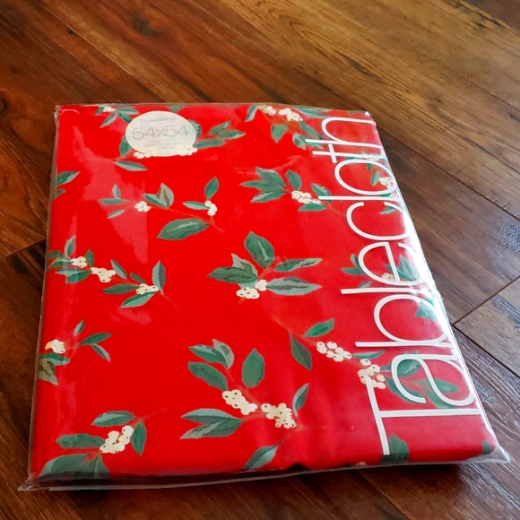 NWT Crate and Barrel table cloth